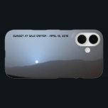 ブルー火星の夕日 iPhone 16ケース<br><div class="desc">NASAの好奇心ローバーによって撮影された火星の日没。Curiosityミッションの956日目のGale Craterのサンダウン、またはゾル（2015年4月15日）。カスタマイズ読可能な文字の「SUNSET AT GALE CRATER - APRIL 15,  2015」も表示される。写真を撮った時は大気中に素晴らし非常に埃が多かった。通常のデイライト条件は、ほこりの赤みがかった錆びた色を強調する。しかし、夕日の光の条件は空をより青く見せる。画像クレジット： NASA/JPL-Caltech/MSSS/テキサス州A&M University.</div>