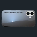 ブルー火星の夕日 iPhone 16ケース<br><div class="desc">NASAの好奇心ローバーによって撮影された火星の日没。Curiosityミッションの956日目のGale Craterのサンダウン、またはゾル(2015年4月15日)。カスタマイズ読可能な文字の「SUNSET AT GALE CRATER - APRIL 15, 2015」も表示される。写真を撮った時は大気中に素晴らし非常に埃が多かった。通常のデイライト条件は、ほこりの赤みがかった錆びた色を強調する。しかし、夕日の光の条件は空をより青く見せる。画像クレジット: NASA/JPL-Caltech/MSSS/テキサス州A&M University.</div>