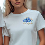 ブルー王室のフローラと金ゴールドリーフミンス Tシャツ<br><div class="desc">ブルー王室のバラと金ゴールドリーフフローラMis Quince Tシャツと完全に編集可能な文字。フローラエレガントデザインと水色バラの花の開花と離れ青と金ゴールドの陰色の。15モダン歳の誕生日のショッピング旅行とダンスの練習のためのシックなデザイン。バラと金ゴールドリーフコレクションを参照して一致する製品を探すか、メッセージを表示して必要なテンプレートを作成する。</div>