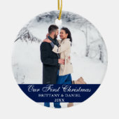 ブルー私たちの初めてのクリスマスカップルの写真 セラミックオーナメント (正面)