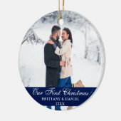 ブルー私たちの初めてのクリスマスカップルの写真 セラミックオーナメント (左)