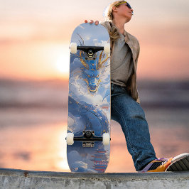 ブルー素晴らし金ゴールドドラゴン雲の上にそびえるスカット スケートボード