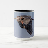 ブルー素晴らし・ヘロンが飛行中 マグカップ (中央)