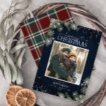 ブルー素朴タータンチェックウッドメリークリスマスフォト シーズンカード<br><div class="desc">今年のクリスマスの願いと休日の家族の写真お気に入りのは、手で文字を書いたスクリプトタイポグラフィ、あなたの写真お気に入りのは、赤と緑のタータンチェックの板、妖精の光、銀のグリッターの雪の松の枝を特徴とする、この素朴な海軍の青いクリスマスカードデザインで共有。一致連絡製品の設計者。著作権エレガント招待状、すべての権利を留保。</div>