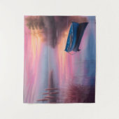 ブルー素朴ボートピンクの空の反射 タペストリー (正面)