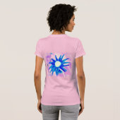 ブルー花びらオンピンクデザイン Tシャツ (裏面フル)