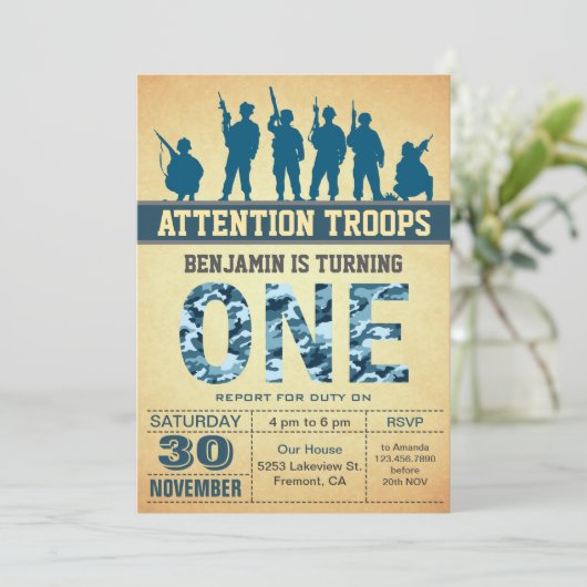 ブルー迷彩柄カモフラージファースト誕生日招待状 招待状 (スタンド正面)
