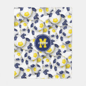 ブルー金ゴールドホワイトサッカーボール男の子の女の子スポーティ フリースブランケット (正面)