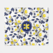 ブルー金ゴールドホワイトサッカーボール男の子の女の子スポーティ フリースブランケット (正面(横))