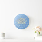 ブルー金ゴールドロータスヨガスタジオメディテーションインストラクター ラウンド壁時計 (ホーム)