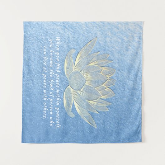 ブルー金ゴールドロータスヨガメディテーションインストラクター引用文 タペストリー (正面(横))