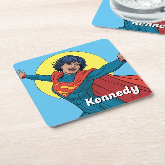 ブルー飛んでいるスーツのスーパーガール スクエアペーパーコースター (アングル)