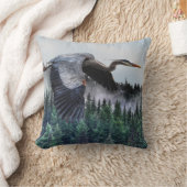 ブルー飛んでいる素晴らしヘロン&ミスティな森林野生生物 クッション (ブランケット)