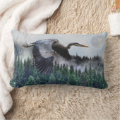 ブルー飛んでいる素晴らしヘロン&ミスティな森林野生生物 ランバークッション (ブランケット)