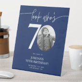 ブルー70th誕生日ウェルカムサイン | 誰の70歳か見て 台座サイン (インサイチュ)