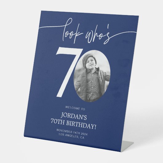 ブルー70th誕生日ウェルカムサイン | 誰の70歳か見て 台座サイン (正面)