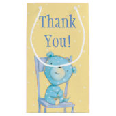 ブルー·カリコ·ベアが椅子に微笑む スモールペーパーバッグ (裏面)