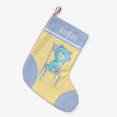 ブルー・キャリコ・ベアが椅子で微笑む スモールクリスマスストッキング (正面 (吊り時))