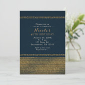 ブルー&ゴールドの chic でスパークリングなグリッター パーティー招待状 招待状 (スタンド正面)