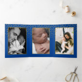 ブルー＆ゴールド ポルカドット、3枚の写真コラージュ 赤ちゃんの誕生 三つ折り案内状 (内部)