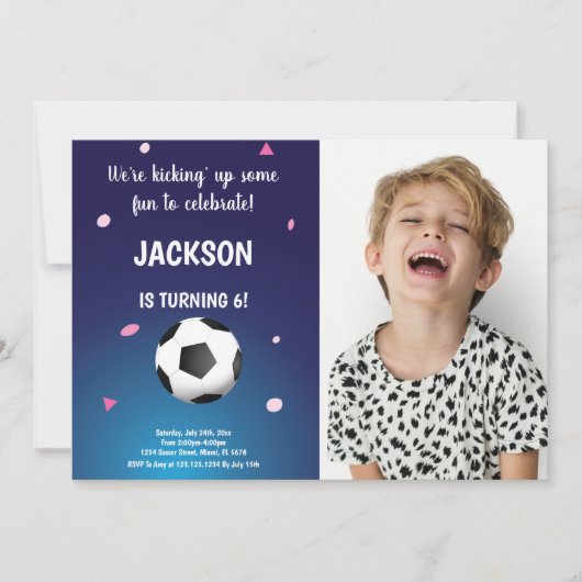 ブルー&ダークサッカー誕生日招待状と写真 招待状 (正面)