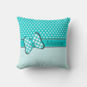 ブルー&ティール(緑がかった色)水玉模様バタフライボウパーソナライズされた クッション (正面)