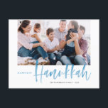 ブルー ハピハヌカ ハッピー ブラシ カリグラフィー フォト シーズンポストカード<br><div class="desc">ハピハヌカ！ この手書きのハヌカのポストカードで、愛する人たちに休日の挨拶を送りましょう。 青いブラシのモダンなカリグラフィーとそれに合わせた繊細な雪の模様が特徴です。 写真、名前、日付、メッセージを追加してパーソナライズできます。 このフェスティブな青いカリグラフィーのホリデーポストカードは、他の色や商品でも利用可能です。</div>