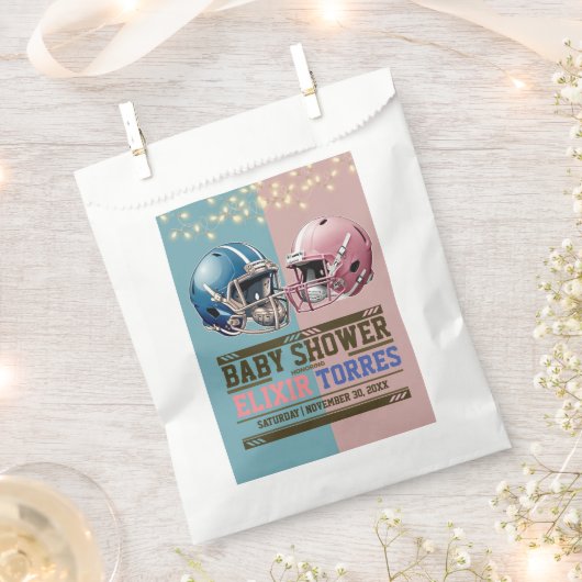 ブルー&ピンクアメリカンフットボールのヘルメット赤ちゃんシャワー フェイバーバッグ (クリップ留めされた状態)