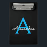 ブルー ブラック スクリプト ガーリー モノグラム 名前 ミニクリップボード<br><div class="desc">ブラックとブルーの名前 プランニング クリップボード。この美しいクリップボードは、豪華で洗練されたスタイルを愛する人への、16歳の誕生日、結婚式、結婚前のお祝い、結婚記念日、ベビーシャワー、または独身パーティーのプレゼントに最適です。</div>