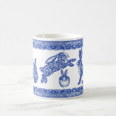 ブルー&ホワイトフローラウサギ可愛お洒落い コーヒーマグカップ (中央)