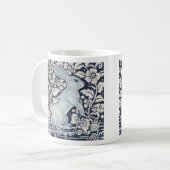 ブルー&ホワイトラ絵画ビのウッドランドフローラベリー コーヒーマグカップ (正面左)