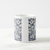 ブルー&ホワイトラ絵画ビのウッドランドフローラベリー コーヒーマグカップ (中央)