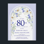 ブルー ホワイト フラワーボホー アーチ 80歳の誕生日パーティー ポストカード<br><div class="desc">こんなに素敵なブルーとホワイトの花柄がボホーアーチを飾っています。エレガントなホワイトのデイジーと繊細なブルーの野の花が、春と夏にぴったりのパレットを作り出しています。白い背景に青い文字がポップに映えています。フェミニンでエレガントなデザインです。このアイテムは、ボホー アーチ ブルー アンド ホワイト フラワーのコレクションの一部です。</div>