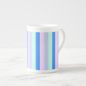 ブルー、ラベンダー、ピンク&パステルミントグリーンストライプズ ボーンチャイナマグカップ (正面右)