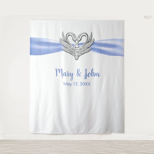 ブルー リボン シルバー スワン ウェディング バックドロップ タペストリー (正面)
