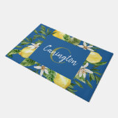 ブルー&レモンモノグラム地中海の名歓迎 ドアマット (アングル)