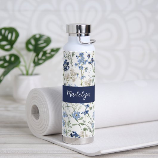 ブルー ワイルドフラワー ウォーターカラー モノグラム ネーム ウォーターボトル (ヨガ (回転後))
