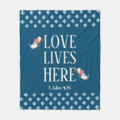 ブルー |愛はここに住む |カスタマイズスタイリッシュ可能 フリースブランケット (正面)