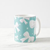 ブルー（真珠とホワイトボウコケット） コーヒーマグカップ (正面右)