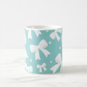 ブルー（真珠とホワイトボウコケット） コーヒーマグカップ (中央)