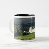 ブレア城、テイサイド、スコットランド。エメラルドで ツートーンマグカップ (正面左)