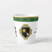 ブレイディアイリッシュシールド&タータンチェック パーソナライズされた カフェラテマグ (正面)