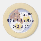 ブレックファーストフードエッグオンプレートおもしろいやる気を起こさせる マグネット (正面)
