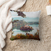 ブレッド・スロベニア湖の聖母昇天教会  クッション (ブランケット)