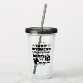 ブレンダ・K・デイビスの本とドラゴンに気を取られる アクリルタンブラー (裏面)