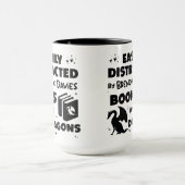 ブレンダ・K・デイビスの本とドラゴンに気を取られる マグカップ (中央)