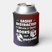ブレンダ・K・デイビスの本とドラゴンに気を取られる 缶クーラー (缶裏面)