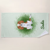 ブレンハイムカバリエキングチャールズスパニエル犬オングリーン ビーチタオル (正面)