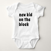 ブロックレトロ妊娠の発表の新しい子 ベビーボディスーツ (正面)