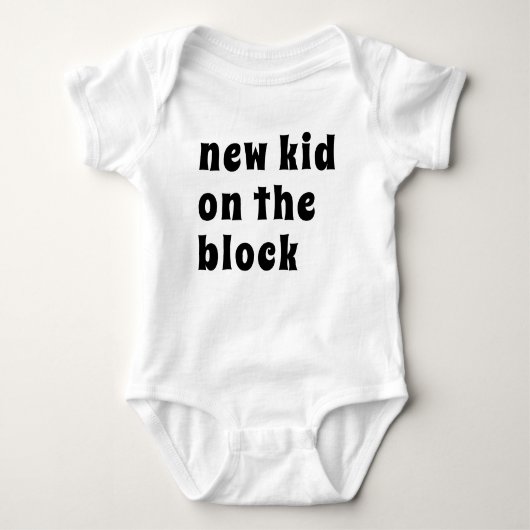 ブロックレトロ妊娠の発表の新しい子 ベビーボディスーツ (正面)